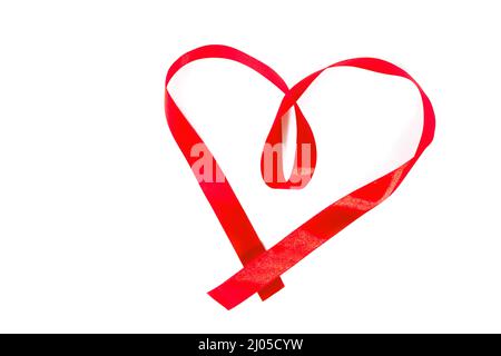 Rotes herzförmiges Band auf weißem Hintergrund. Das Konzept ist Liebe in unserem Herzen. Alles Liebe Zum Valentinstag. Stockfoto