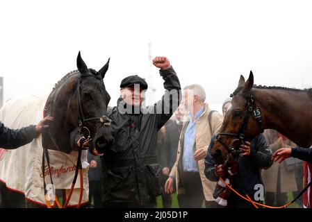 Trainer Gordon Elliott feiert mit Delta Work (links), nachdem er am zweiten Tag des Cheltenham Festivals auf der Cheltenham Racecourse die Glenfarcras Chase gewonnen hat. Bilddatum: Mittwoch, 16. März 2022. Stockfoto