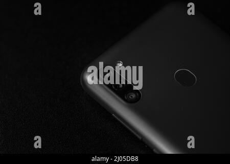 Selektiver Fokus auf der Rückseite des neuen Smartphones Samsung Galaxy M11 Dreifach-Kamera und Fingerabdrucksensor. Bukarest, Rumänien, 2021 Stockfoto