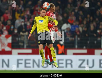 Stadt Mainz, Deutschland. 16. Mär, 2022. firo : 03/16/2022 Fuvuball, 1. Bundesliga, Saison 2021/2022, FSV FSV Mainz 05 - BVB Borussia Dortmund Thorgan Hazard (Borussia Dortmund), Niklas Tauer (FSV FSV Mainz 05) Credit: dpa/Alamy Live News Stockfoto