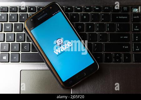 Waze-Anwendung auf Smartphone-Bildschirm pixelierte Nahansicht. Bukarest, Rumänien, 2020. Stockfoto