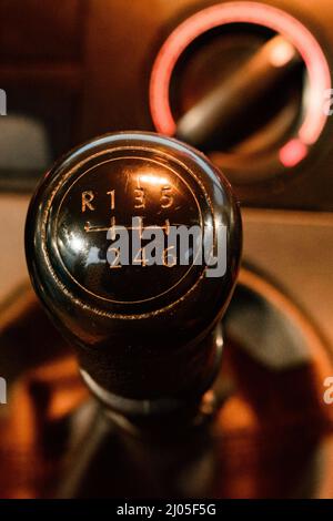 Schaltgetriebe im Auto, sechs Gänge im Auto, Schalthebel im Auto aus der Nähe. Stockfoto