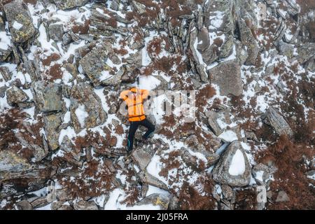 Der Tourist liegt auf einem Felsen in der Nähe des Berges Petros, helle Kleidung für Touristen. Stockfoto