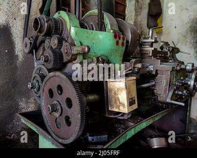 Nahaufnahme der industriellen Fabrik Schleifmaschine mit anderen Objekten, in einer Werkstatt Kolhapur Stockfoto