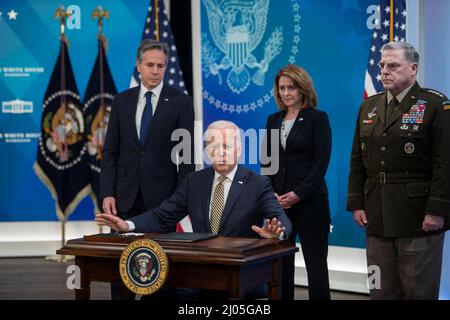 US-Präsident Joe Biden wird von links begleitet: US-Außenminister Antony Blinken, Kathleen Hicks, stellvertretende Verteidigungsministerin der Vereinigten Staaten, und US-Armeegeneral Mark A. Milley, Vorsitzender der Joint Chiefs of Staff, als er am Mittwoch, den 16. März 2022, im Auditorium des South Court des Eisenhower Executive Office Building auf dem Campus des Weißen Hauses in Washington, DC, ein Gesetz über die Unterstützung unterzeichnet, die die Vereinigten Staaten der Ukraine leisten. Quelle: Rod Lampey/CNPhe Staatssekretär Antony Blinken, Biden, stellvertretende Verteidigungsministerin Kathleen Hicks und Vorsitzender Stockfoto