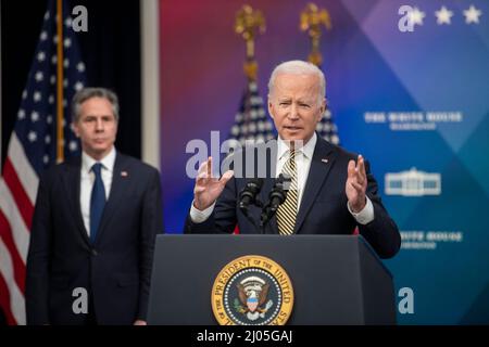 US-Außenminister Antony Blinken, links, hört zu, wie US-Präsident Joe Biden am Mittwoch, den 16. März 2022, im South Court Auditorium des Eisenhower Executive Office Building auf dem Campus des Weißen Hauses in Washington, DC, die Unterstützung der USA für die Ukraine erklärt. Kredit: Rod Lamkey/CNP /MediaPunch Stockfoto