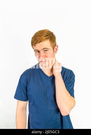 Cooler Teenager im blauen Hemd Stockfoto