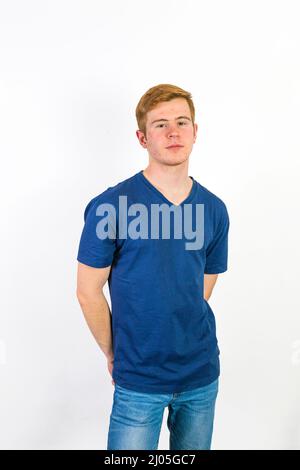 Cooler Teenager im blauen Hemd Stockfoto