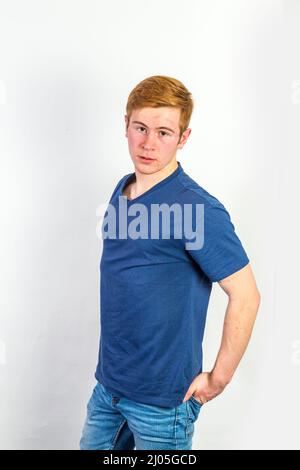 Cooler Teenager im blauen Hemd Stockfoto