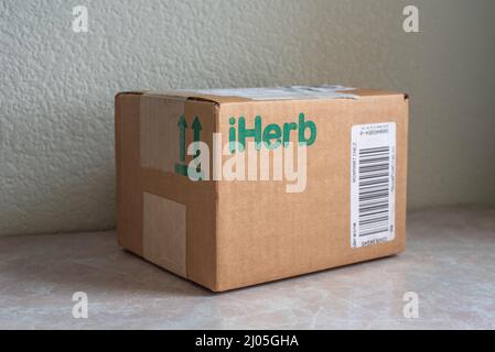 Kiew, Ukraine - 13. Juli 2020 : das Paket von iHerb mit Vitaminen, illustrative Editorial Stockfoto