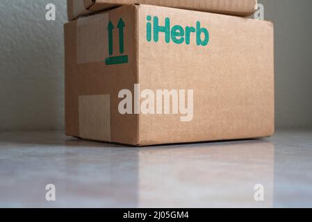 Kiew, Ukraine - 13. Juli 2020 : das Paket von iHerb mit Vitaminen, illustrative Editorial Stockfoto