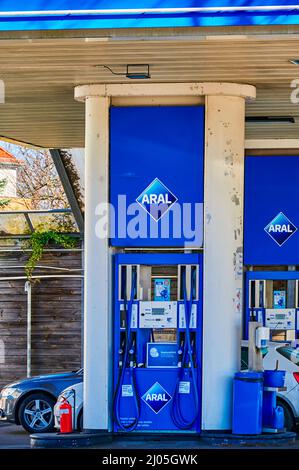 Berlin, 11. März 2022: Blick auf eine Tankstelle der Aral Group. Stockfoto