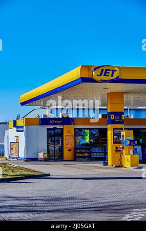 Berlin, Deutschland - 11. März 2022: Blick auf eine Jet Group Tankstelle. Stockfoto