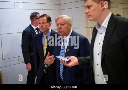 US-Senator Richard Blumenthal (Demokrat von Connecticut), links, und US-Senator Lindsey Graham (Republikaner von South Carolina), Mitte, verlassen eine virtuelle Ansprache des ukrainischen Präsidenten Volodymyr Zelenskyy an den Kongress, am Mittwoch, den 16. März, im US-Kapitol in Washington, DC, 2022. Die Adresse enthielt Grafiken und Videos des aktuellen Krieges in der Ukraine. Kredit: Rod Lamkey/CNP /MediaPunch Stockfoto