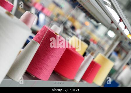 Textil-Industrie mit Strickmaschinen in Fabrik Stockfoto