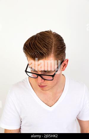 Portrait von cute Teenager mit roten Haaren und Brille sieht neben Stockfoto