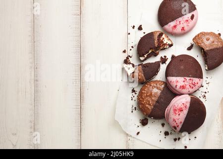 Amerikanische Whoopie-Kuchen-Desserts auf weißen Holzplanken Stockfoto