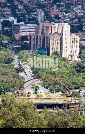 Medellin, Antioquia. Kolumbien - 13. März 2022. Panoramablick auf die Stadt. Es ist eine Gemeinde von Kolumbien, Hauptstadt des Departements Antioquia. Stockfoto