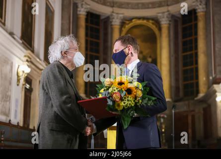 Leipzig, Deutschland. 16. März 2022. Der Schriftsteller Karl-Markus Gauss (l.) wird vom sächsischen Ministerpräsidenten Michael Kretschmer (CDU) mit dem Leipziger Buchpreis für europäische Verständigung ausgezeichnet. Der 67-jährige Österreicher wird für sein Buch "The Incessant Migration: Berichten" über besondere Menschen und Orte in Europa geehrt. Der Preis ist mit 15.000 Euro dotiert. Quelle: Jan Woitas/dpa-Zentralbild/dpa/Alamy Live News Stockfoto