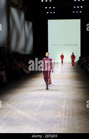 Berlin, Deutschland. 15. März 2022. Modellspaziergänge auf dem Laufsteg während der Marcel Ostertag Fashion Show während der Berlin Fashion Week Herbst/Winter 2022 in Berlin, Deutschland am 15. März 2022. (Foto: Beata Siewicz/Pacific Press/Sipa USA) Quelle: SIPA USA/Alamy Live News Stockfoto