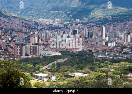 Medellin, Antioquia. Kolumbien - 13. März 2022. Panoramablick auf die Stadt. Es ist eine Gemeinde von Kolumbien, Hauptstadt des Departements Antioquia. Stockfoto