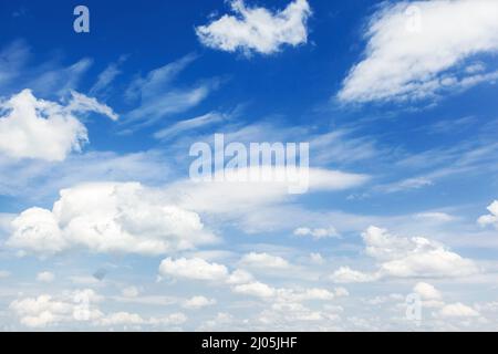 Flauschigen weißen Wolken im blauen Himmel Stockfoto