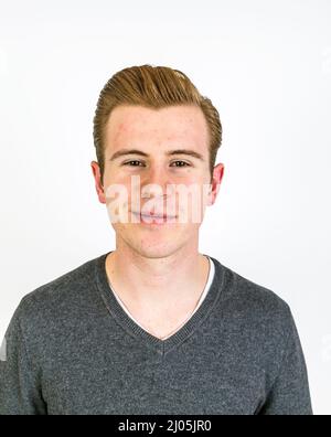 Portrait von cute Teenager mit roten Haaren isoliert auf weißem Stockfoto