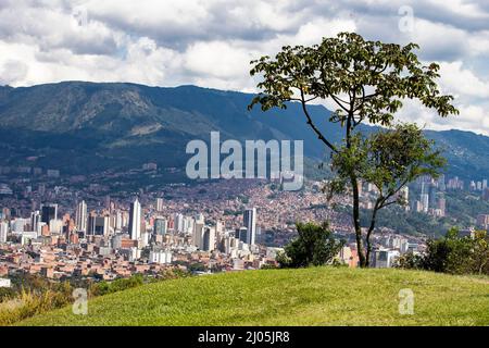 Medellin, Antioquia. Kolumbien - 13. März 2022. Panoramablick auf die Stadt. Es ist eine Gemeinde von Kolumbien, Hauptstadt des Departements Antioquia. Stockfoto