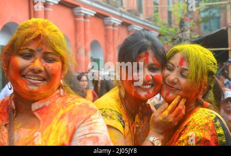 Kalkutta, Indien. 12. März 2022. (3/12/2022) Bengali-Frauen feierten vor dem Holi-Festival mit farbigem Pulver und verschmiertem farbigem Pulver auf den Gesichtern des anderen. Holi ist ein beliebtes altes hinduistisches Fest, auch bekannt als das "Fest der Liebe", das "Festival der Farben" und das "Festival des Frühlings".Es wird jedes Jahr am Tag nach dem Vollmond im Hindumonat Phalguna, der Anfang März stattfindet, gefeiert. Die Menschen feiern den Frühlingsbeginn. (Foto von Rahul Sadhukhan/Pacific Press/Sipa USA) Quelle: SIPA USA/Alamy Live News Stockfoto