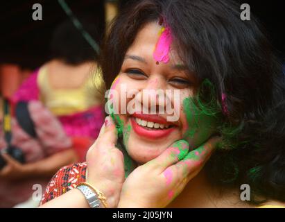 Kalkutta, Indien. 12. März 2022. (3/12/2022) Bengali-Frauen feierten vor dem Holi-Festival mit farbigem Pulver und verschmiertem farbigem Pulver auf den Gesichtern des anderen. Holi ist ein beliebtes altes hinduistisches Fest, auch bekannt als das "Fest der Liebe", das "Festival der Farben" und das "Festival des Frühlings".Es wird jedes Jahr am Tag nach dem Vollmond im Hindumonat Phalguna, der Anfang März stattfindet, gefeiert. Die Menschen feiern den Frühlingsbeginn. (Foto von Rahul Sadhukhan/Pacific Press/Sipa USA) Quelle: SIPA USA/Alamy Live News Stockfoto