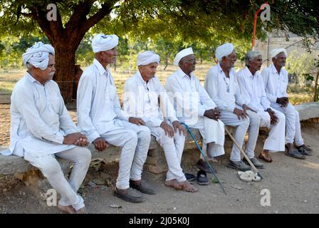 Amreli; Gujarat; indien : Sep. 20; 2009 : Senioren; Südasiatische Gruppe von Bauern, die im Ruhestand leben Stockfoto