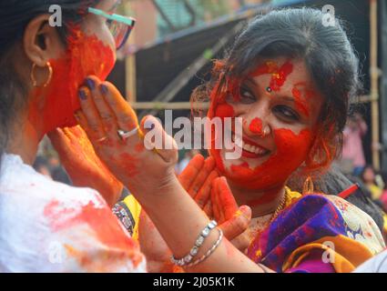 Kalkutta, Indien. 12. März 2022. (3/12/2022) Bengali-Frauen feierten vor dem Holi-Festival mit farbigem Pulver und verschmiertem farbigem Pulver auf den Gesichtern des anderen. Holi ist ein beliebtes altes hinduistisches Fest, auch bekannt als das "Fest der Liebe", das "Festival der Farben" und das "Festival des Frühlings".Es wird jedes Jahr am Tag nach dem Vollmond im Hindumonat Phalguna, der Anfang März stattfindet, gefeiert. Die Menschen feiern den Frühlingsbeginn. (Foto von Rahul Sadhukhan/Pacific Press/Sipa USA) Quelle: SIPA USA/Alamy Live News Stockfoto