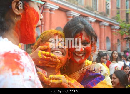 Kalkutta, Indien. 12. März 2022. (3/12/2022) Bengali-Frauen feierten vor dem Holi-Festival mit farbigem Pulver und verschmiertem farbigem Pulver auf den Gesichtern des anderen. Holi ist ein beliebtes altes hinduistisches Fest, auch bekannt als das "Fest der Liebe", das "Festival der Farben" und das "Festival des Frühlings".Es wird jedes Jahr am Tag nach dem Vollmond im Hindumonat Phalguna, der Anfang März stattfindet, gefeiert. Die Menschen feiern den Frühlingsbeginn. (Foto von Rahul Sadhukhan/Pacific Press/Sipa USA) Quelle: SIPA USA/Alamy Live News Stockfoto