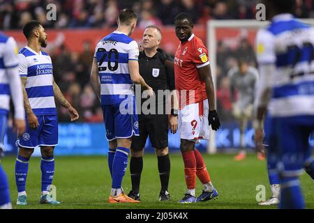 NOTTINGHAM, GROSSBRITANNIEN. MAR 16. Schiedsrichter, Peter Bankes hat Worte mit Jimmy Dunne von Queens Park Rangers während des Sky Bet Championship-Spiels zwischen Nottingham Forest und Queens Park Rangers am City Ground, Nottingham am Mittwoch, 16.. März 2022. (Kredit: Jon Hobley | MI News) Kredit: MI Nachrichten & Sport /Alamy Live News Stockfoto