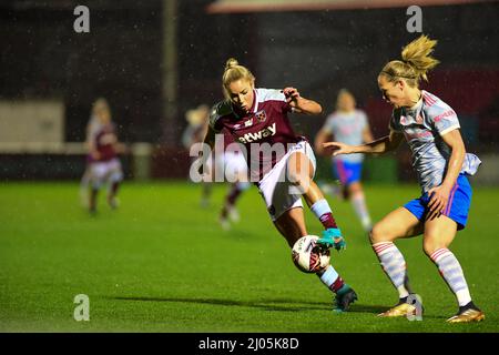 London, Großbritannien. 16.. März 2022. Während des Barclays FA Womens Super League Fußballspiels zwischen West Ham United und Manchester United im Chigwell Construction Stadium. Dagenham, England. Kevin Hodgson /SPP Credit: SPP Sport Press Photo. /Alamy Live News Stockfoto