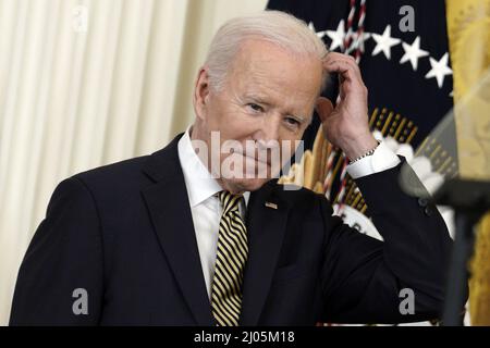 Washington, Usa. 16. März 2022. US-Präsident Joe Biden nimmt am 15. März 2022 an einer Veranstaltung Teil, bei der die Reautorisierung des Violence Against Women Act (VAWA) im Weißen Haus in Washington gefeiert wird. Foto von Yuri Gripas/UPI Credit: UPI/Alamy Live News Stockfoto