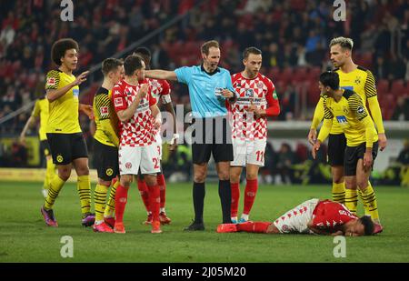 Stadt Mainz, Deutschland. 16. Mär, 2022. firo : 03/16/2022 Fuvuball, 1. Bundesliga, Saison 2021/2022, FSV FSV Mainz 05 - BVB Borussia Dortmund Karim Onisiwo (FSV FSV Mainz 05) am Boden verletzt Credit: dpa/Alamy Live News Stockfoto