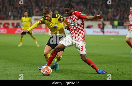 Stadt Mainz, Deutschland. 16. Mär, 2022. firo : 03/16/2022 Fuvuball, 1. Bundesliga, Saison 2021/2022, FSV FSV Mainz 05 - BVB Borussia Dortmund Thorgan Hazard (Borussia Dortmund), Anderson Lucoqui (FSV FSV Mainz 05) Credit: dpa/Alamy Live News Stockfoto