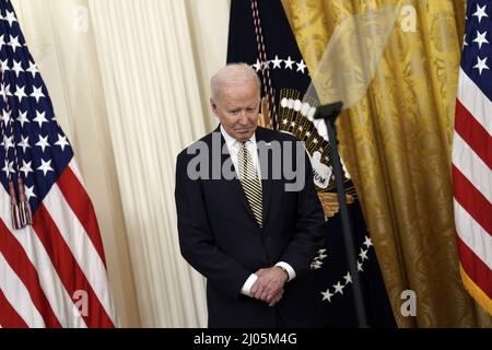 Washington, Usa. 16. März 2022. US-Präsident Joe Biden nimmt am 15. März 2022 an einer Veranstaltung Teil, bei der die Reautorisierung des Violence Against Women Act (VAWA) im Weißen Haus in Washington gefeiert wird. Foto von Yuri Gripas/UPI Credit: UPI/Alamy Live News Stockfoto