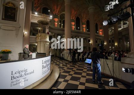 Leipzig, Deutschland. 16. März 2022. Der Autor Karl-Markus Gauss spricht in der Nikolaikirche, nachdem er mit dem Leipziger Buchpreis für europäische Verständigung ausgezeichnet wurde. Der 67-jährige Österreicher wird für sein Buch "The Incessant Migration: Berichten" über besondere Menschen und Orte in Europa geehrt. Der Preis ist mit 15.000 Euro dotiert. Quelle: Jan Woitas/dpa-Zentralbild/dpa/Alamy Live News Stockfoto