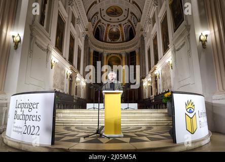 Leipzig, Deutschland. 16. März 2022. Der Autor Karl-Markus Gauss spricht in der Nikolaikirche, nachdem er mit dem Leipziger Buchpreis für europäische Verständigung ausgezeichnet wurde. Der 67-jährige Österreicher wird für sein Buch "The Incessant Migration: Berichten" über besondere Menschen und Orte in Europa geehrt. Der Preis ist mit 15.000 Euro dotiert. Quelle: Jan Woitas/dpa-Zentralbild/dpa/Alamy Live News Stockfoto