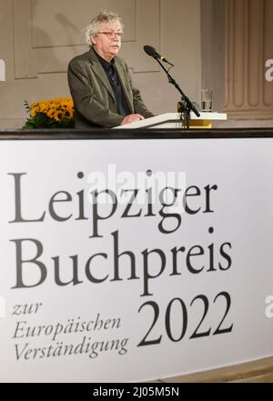 Leipzig, Deutschland. 16. März 2022. Der Autor Karl-Markus Gauss spricht in der Nikolaikirche, nachdem er mit dem Leipziger Buchpreis für europäische Verständigung ausgezeichnet wurde. Der 67-jährige Österreicher wird für sein Buch "The Incessant Migration: Berichten" über besondere Menschen und Orte in Europa geehrt. Der Preis ist mit 15.000 Euro dotiert. Quelle: Jan Woitas/dpa-Zentralbild/dpa/Alamy Live News Stockfoto