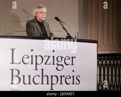 Leipzig, Deutschland. 16. März 2022. Der Autor Karl-Markus Gauss spricht in der Nikolaikirche, nachdem er mit dem Leipziger Buchpreis für europäische Verständigung ausgezeichnet wurde. Der 67-jährige Österreicher wird für sein Buch "The Incessant Migration: Berichten" über besondere Menschen und Orte in Europa geehrt. Der Preis ist mit 15.000 Euro dotiert. Quelle: Jan Woitas/dpa-Zentralbild/dpa/Alamy Live News Stockfoto