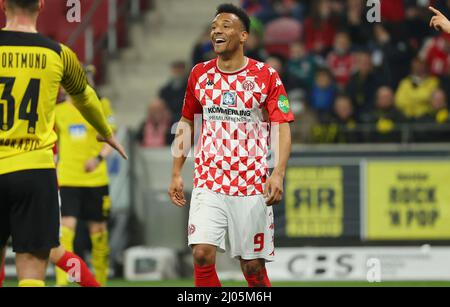 Stadt Mainz, Deutschland. 16. Mär, 2022. firo : 03/16/2022 Fuvuball, 1. Bundesliga, Saison 2021/2022, FSV FSV Mainz 05 - BVB Borussia Dortmund Karim Onisiwo (FSV FSV Mainz 05) lacht Credit: dpa/Alamy Live News Stockfoto