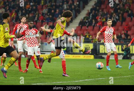 Stadt Mainz, Deutschland. 16. Mär, 2022. firo : 03/16/2022 Fuvuball, 1.Bundesliga, Saison 2021/2022, FSV FSV FSV Mainz 05 - BVB Borussia Dortmund Tor auf 0:1 von Axel Witsel (Borussia Dortmund) Quelle: dpa/Alamy Live News Stockfoto