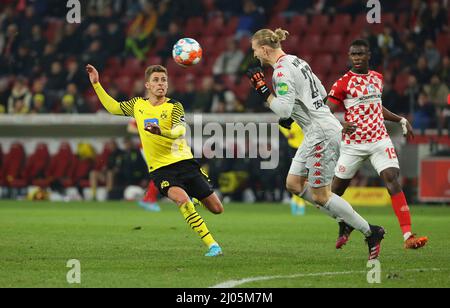 Stadt Mainz, Deutschland. 16. Mär, 2022. firo : 03/16/2022 Fuvuball, 1.Bundesliga, Saison 2021/2022, FSV FSV FSV Mainz 05 - BVB Borussia Dortmund Thorgan Hazard (Borussia Dortmund), Torwart Robin Zentner (FSV FSV Mainz 05) Credit: dpa/Alamy Live News Stockfoto