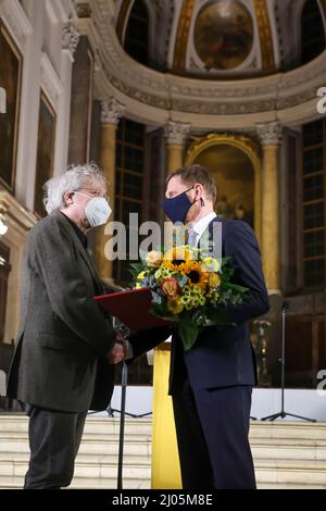 Leipzig, Deutschland. 16. März 2022. Der Schriftsteller Karl-Markus Gauss (l.) wird vom sächsischen Ministerpräsidenten Michael Kretschmer (CDU) mit dem Leipziger Buchpreis für europäische Verständigung ausgezeichnet. Der 67-jährige Österreicher wird für sein Buch "The Incessant Migration: Berichten" über besondere Menschen und Orte in Europa geehrt. Der Preis ist mit 15.000 Euro dotiert. Quelle: Jan Woitas/dpa-Zentralbild/dpa/Alamy Live News Stockfoto