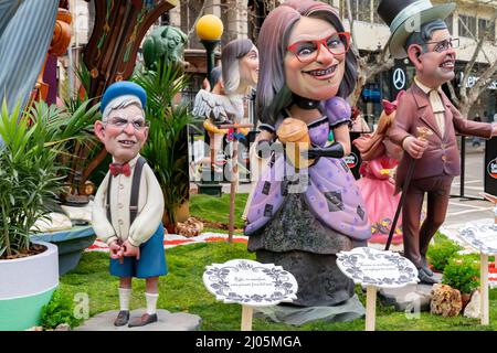 Valencia, Spanien. 16. März 2022. Joan Ribo (L), Bürgermeister von Valencia, und Monica Oltra Jarque (R), Politikerin der Compromis-Partei, an einem satirischen Denkmal in einer Falla in Valencia gesehen. Das Fallas-Fest normalisiert sich nach zwei Jahren Pandemie wieder, ohne dass es an seinem ursprünglichen Datum im März stattfindet. Kredit: SOPA Images Limited/Alamy Live Nachrichten Stockfoto