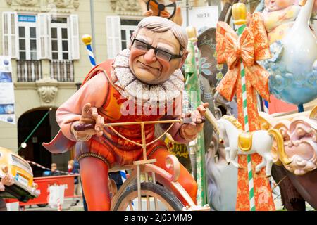 Valencia, Spanien. 16. März 2022. Joan Ribo, Bürgermeister von Valencia, an einem satirischen Denkmal in einer Falla in Valencia gesehen. Das Fallas-Fest normalisiert sich nach zwei Jahren Pandemie wieder, ohne dass es an seinem ursprünglichen Datum im März stattfindet. Kredit: SOPA Images Limited/Alamy Live Nachrichten Stockfoto