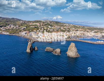 Luftaufnahme. Panorama-Drohnenaufnahme der Stapel von Acitrezza mit Ätna im Hintergrund - Reiseziel, Catania, Sizilien, Italien Stockfoto